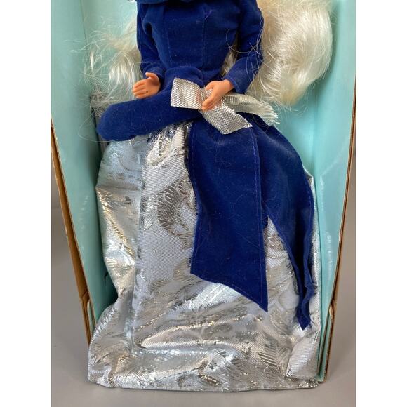 Vintage Mattel Winter Velvet Barbie 1995 Exclusive Blonde Special Edition - Picture 3 of 8